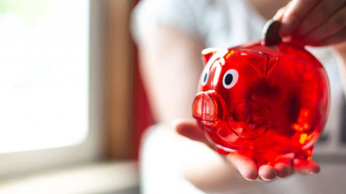 Junge Frau spart Geld für den Hausbau