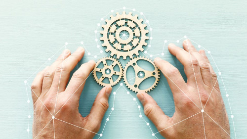 Haende-Zahnraeder-244221396-AS-tomertu