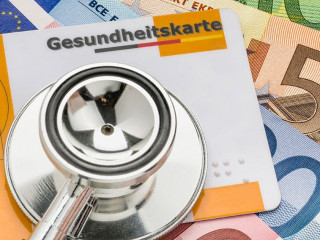 Geldscheine-Stethoskop-Gesundheitskarte-59378901-AS-Zerbor