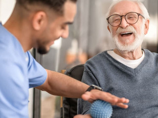 Pflegekraft-Senior-503947205-AS-zinkevych