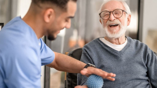 Pflegekraft-Senior-503947205-AS-zinkevych