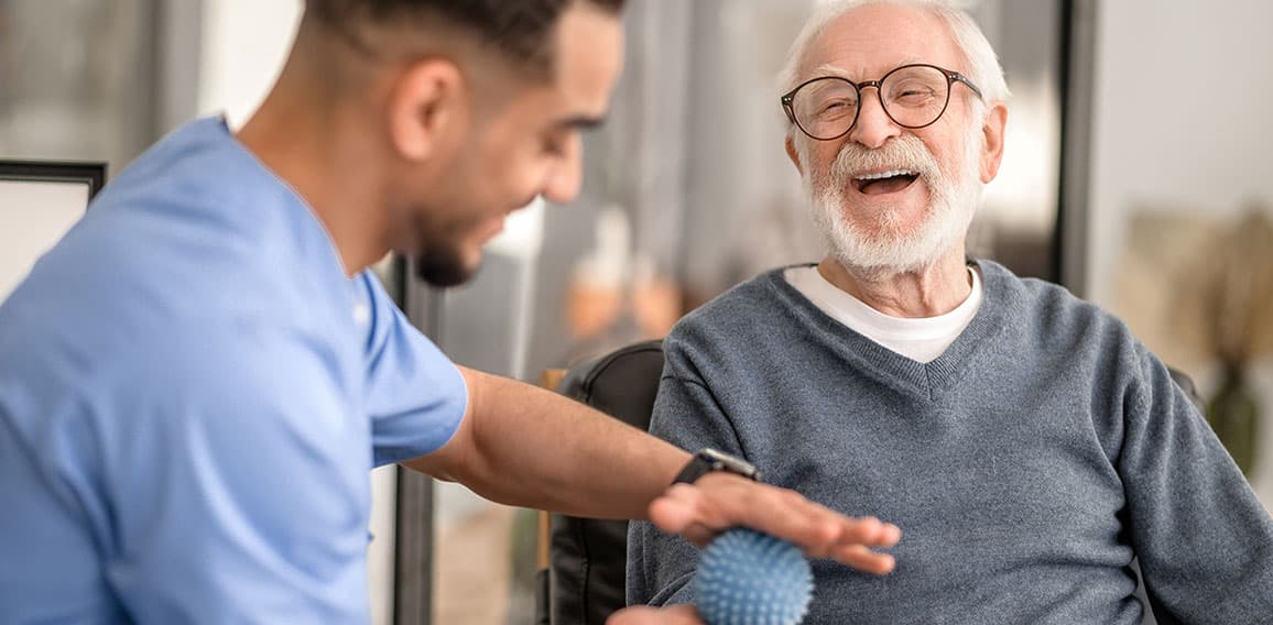 Pflegekraft-Senior-503947205-AS-zinkevych