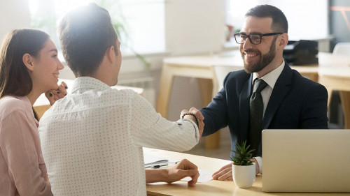 Anzugtraeger-Paar-203590044-AS-fizkes