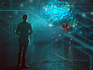 Mann steht vor künstlicher Intelligenz