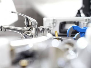 Wasserhahn-Werkzeug-191028407-AS-amedeoemaja