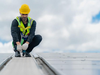 Handwerker-Fotovoltaik-Anlage-539649561-AS-chokniti