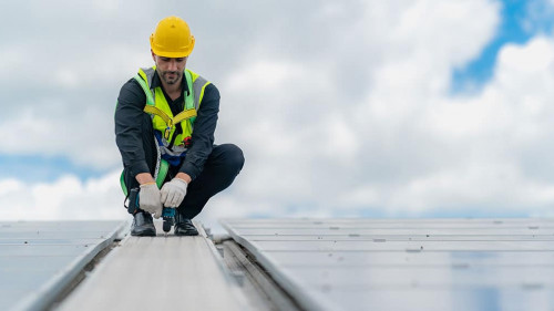 Handwerker-Fotovoltaik-Anlage-539649561-AS-chokniti