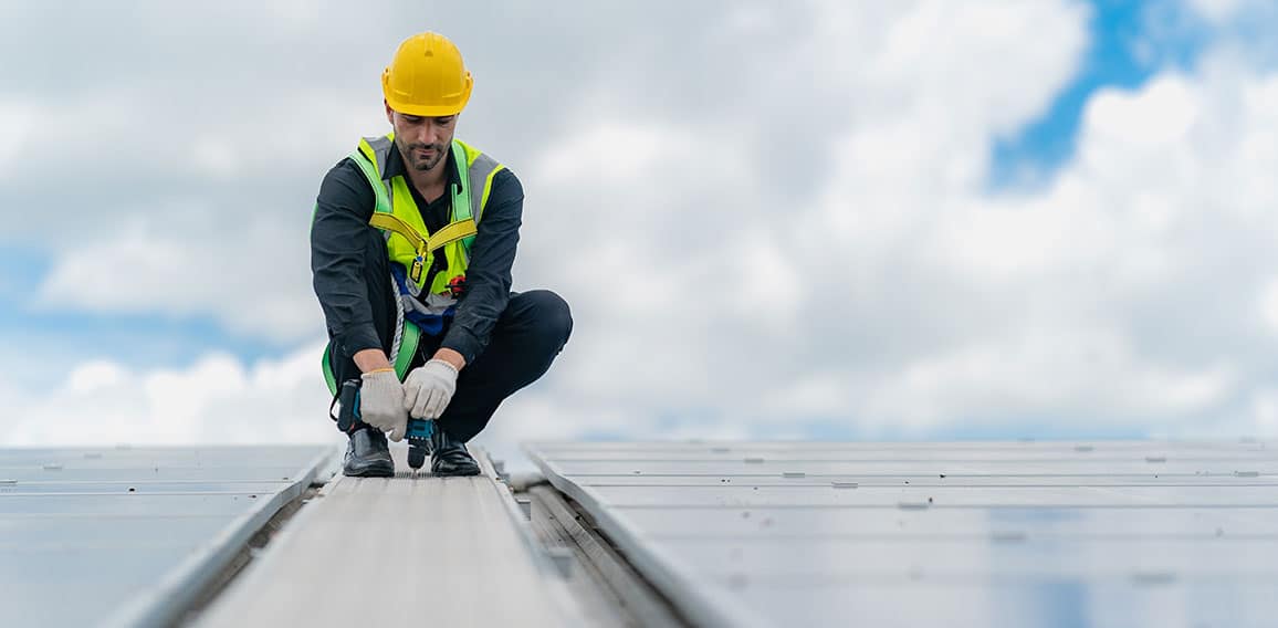 Handwerker-Fotovoltaik-Anlage-539649561-AS-chokniti