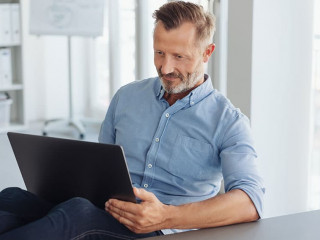 Mann-Buero-Laptop-299474870-AS-contrastwerkstatt