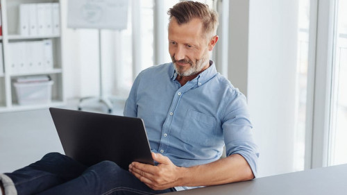 Mann-Buero-Laptop-299474870-AS-contrastwerkstatt