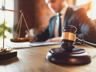 Anzugtraeger-Waage-Hammer-484758284-AS-Proxima-Studio