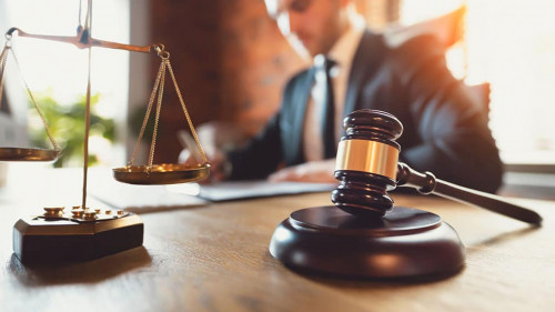 Anzugtraeger-Waage-Hammer-484758284-AS-Proxima-Studio