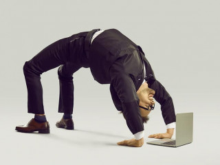 Anzugtraeger-Bruecke-Laptop-513537394-AS-Studio-Romantic