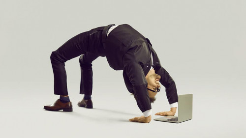 Anzugtraeger-Bruecke-Laptop-513537394-AS-Studio-Romantic