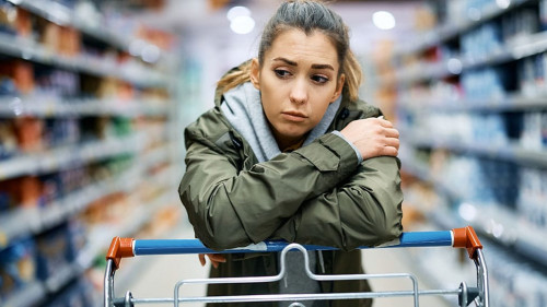 Frau-traurig-Einkaufswagen-493101603-AS-Drazen