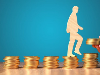 Mann-Muenzstapel-Hand-453576936-AS-jirsak