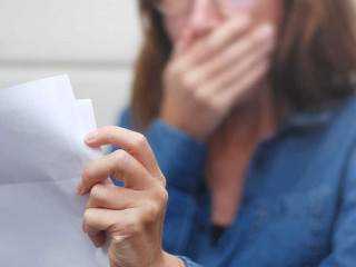 Frau-Brief-Schock-529497394-AS-SINNBILD-Design