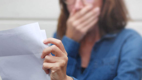 Frau-Brief-Schock-529497394-AS-SINNBILD-Design