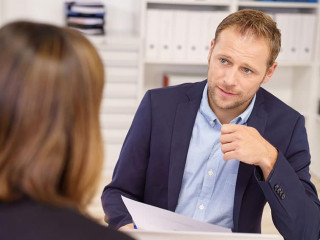 berater im gespräch mit einer kundin