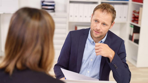 berater im gespräch mit einer kundin