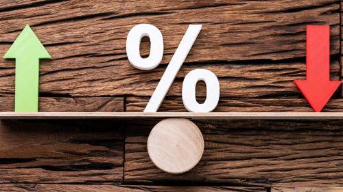 Pfeil-hoch-runter-Prozent-503088236-AS-Andrey-Popov
