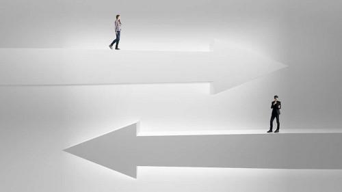 Menschen-Pfeile-214469385-AS-peshkova