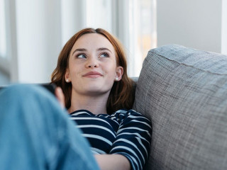 Frau-Sofa-Tablet-315622116-AS-contrastwerkstatt