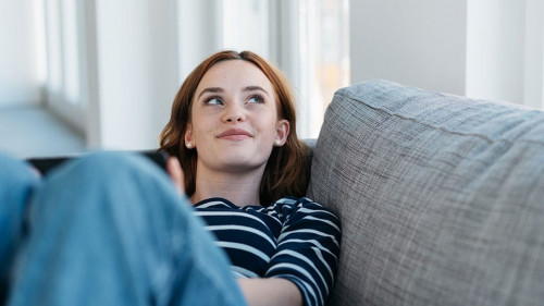 Frau-Sofa-Tablet-315622116-AS-contrastwerkstatt