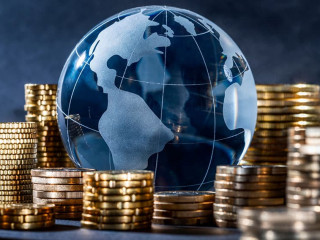 Erdkugel-Muenzstapel-503474263-AS-gopixa