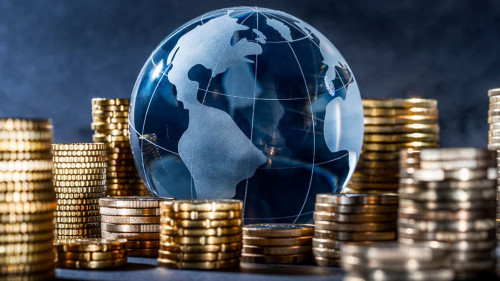 Erdkugel-Muenzstapel-503474263-AS-gopixa