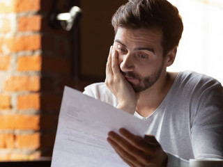 Mann-Papier-ungluecklich-288236678-AS-fizkes