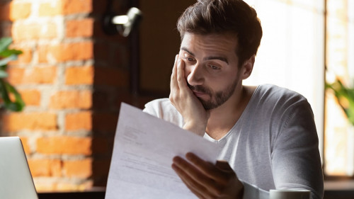 Mann-Papier-ungluecklich-288236678-AS-fizkes