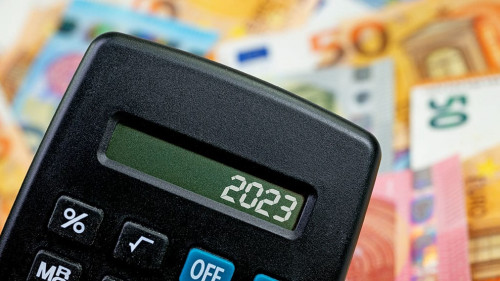 Geldscheine-Taschenrechner-537900433-AS-M-Schuppich