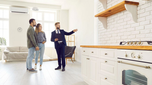 Paar-Makler-498212070-AS-Studio-Romantic