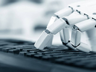 Roboter Hand an einer Tastatur, Prothese, Bionic und Robotik der