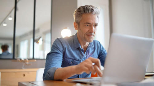 Mann-Laptop-daheim-260666495-AS-goodluz