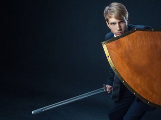 Anzugtraeger-Schild-Schwert-232780999-AS-Ulia-Koltyrina