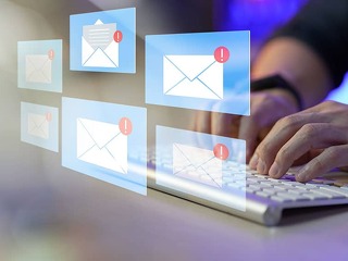 Haende-Laptop-E-Mail-538964408-AS-Montri