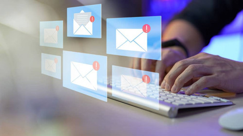 Haende-Laptop-E-Mail-538964408-AS-Montri