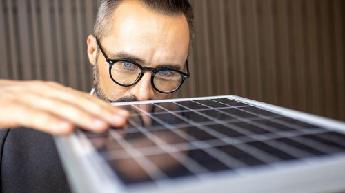 Anzugtraeger-Solarpanele-435030773-AS-nikomsolftwaer