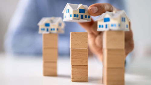 Mann-Haeuser-Holzkloetze-468904843-AS-Andrey-Popov