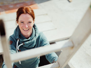 Frau-Leiter-Laecheln-432293080-AS-pascalskwara