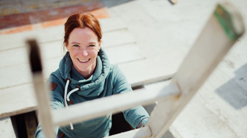 Frau-Leiter-Laecheln-432293080-AS-pascalskwara