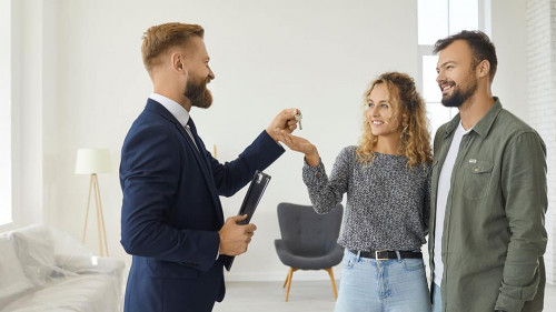 Makler-Paar-487765013-AS-Studio-Romantic