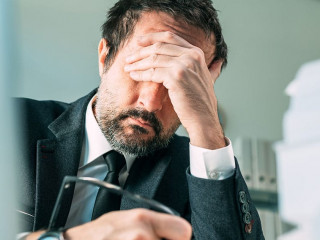 Anzugtraeger-verzweifelt-510534858-AS-Bits-and-Splits