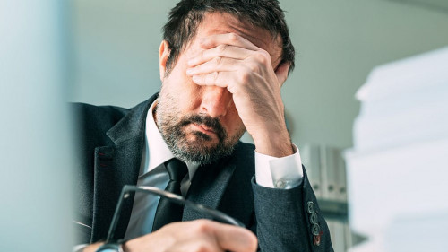 Anzugtraeger-verzweifelt-510534858-AS-Bits-and-Splits