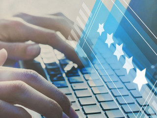 Haende-Laptop-Sterne-392432837-AS-Song-about-summer