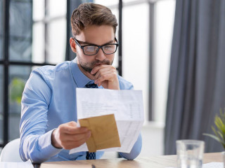 Anzugtraeger-Brief-508925533-AS-ty