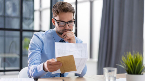 Anzugtraeger-Brief-508925533-AS-ty