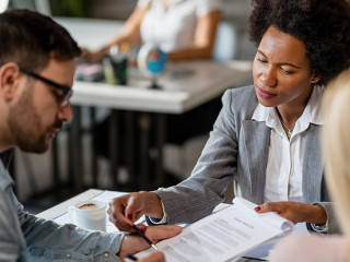 Paar-Anzugtraegerin-Beratung-300406822-AS-Drazen